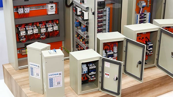 Solusi penyegelan dan gasket box panel listrik untuk LUKBOX (Manufaktur box panel listrik Brasil)